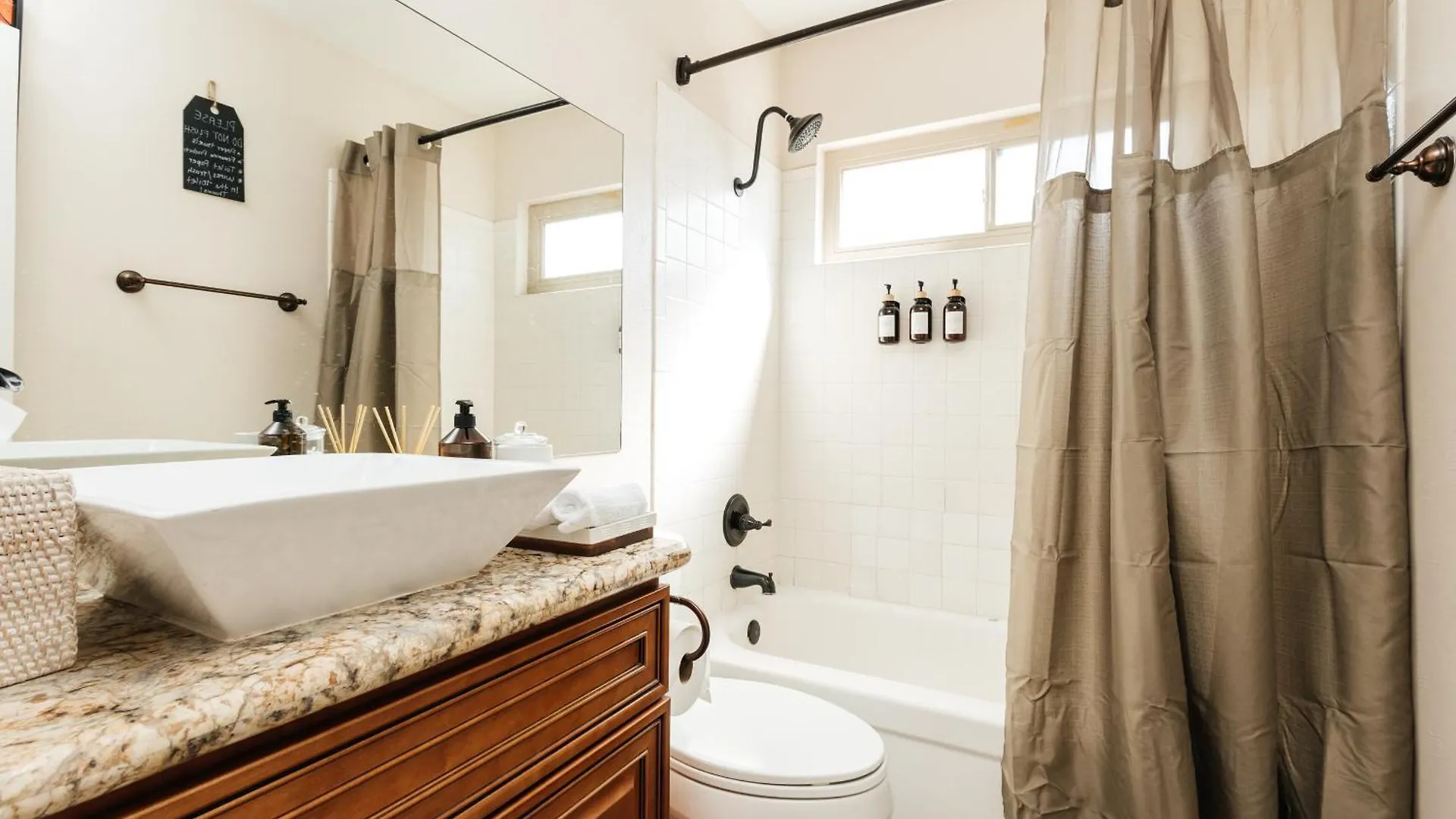 Beautiful Spacious 3 Bedroom House Tesla Connect Las Vegas